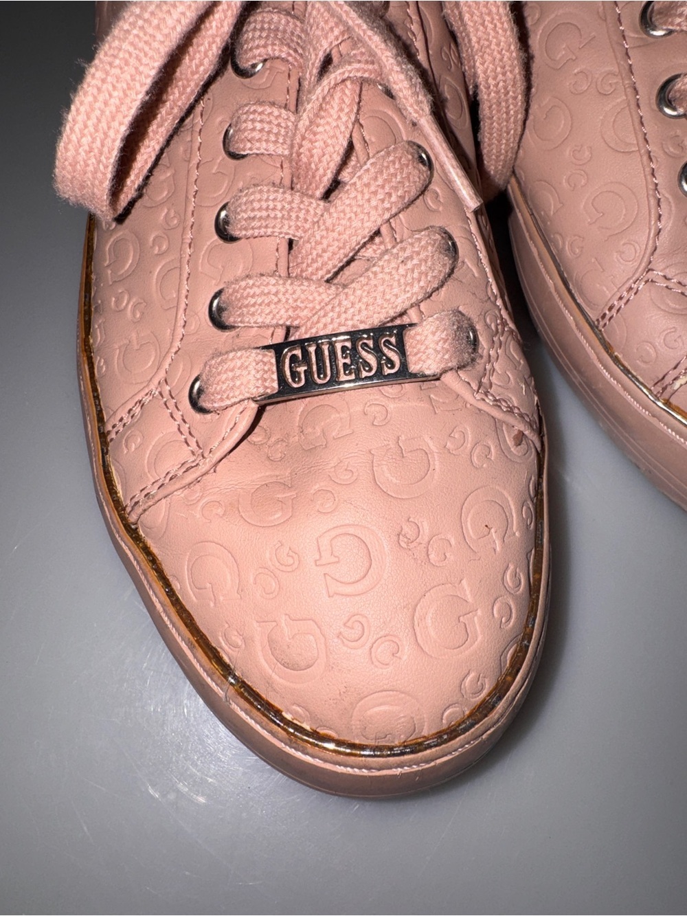 Guess blush pink low top sneakers embossed logo pattern cute casual trendy fem - Picture 6 of 9